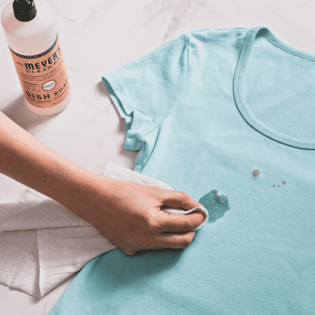 How to remove oil stains from clothes